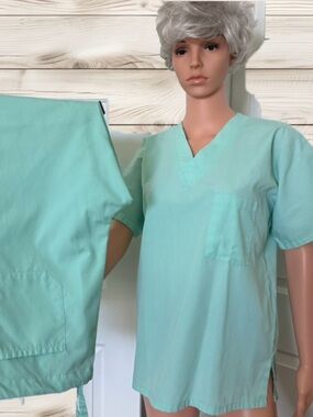 UA Scrubs Mint Green Medical Pant and Top with Back Logo in MEDIUM